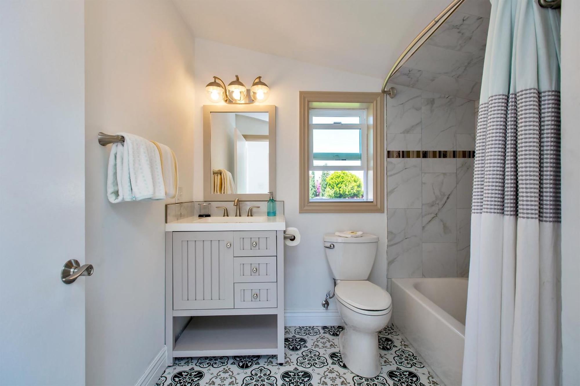2br 2ba House, Ac, Near Ferry To San Francisco, 2 Free Parking Spaces